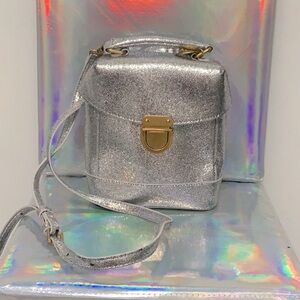 Silver Box Purse by Studio 33. Gold clip closure, removable, adjustable strap.